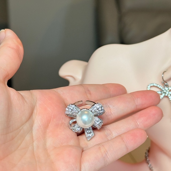 Elegant Silver Pearl Bow Ring - Picture 10 of 11